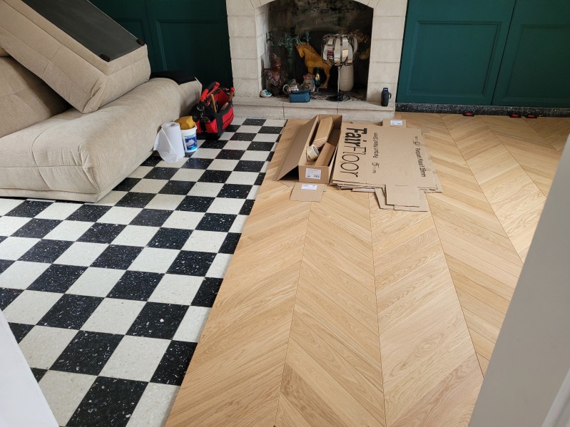 Parquet massif collé sur carrelage à Bernay dans l'Eure