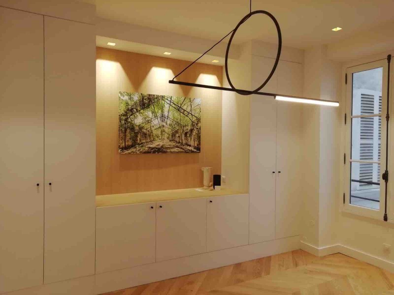 Fabrication d'une bibliothèque blanche mate sur-mesure anti trace de doigt à Paris