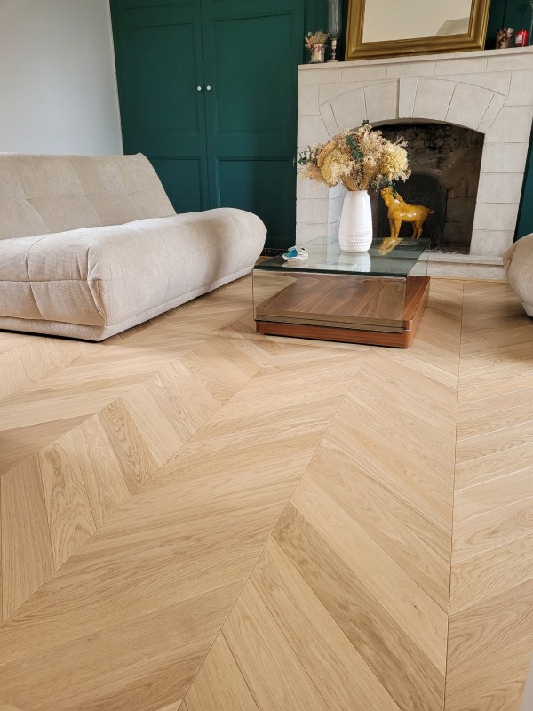 Pose parquet massif en point de Hongrie en chêne clair à Bernay