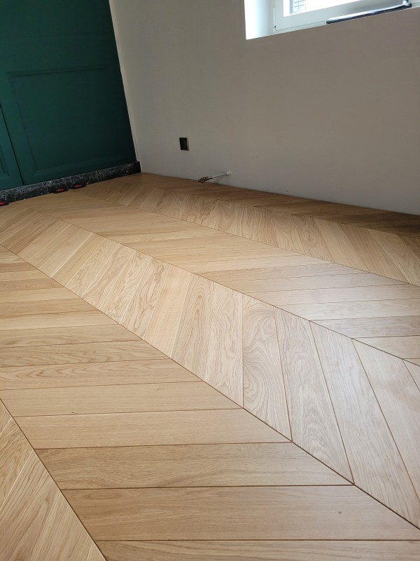 Installation d'un parquet massif en point de Hongrie collé 
