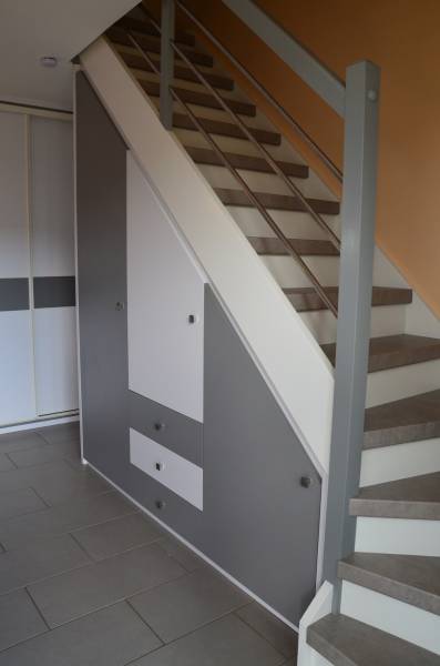 placard sous un escalier