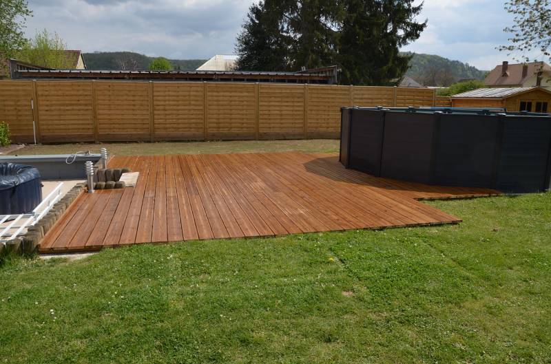 terrasse au niveau de la pelouse