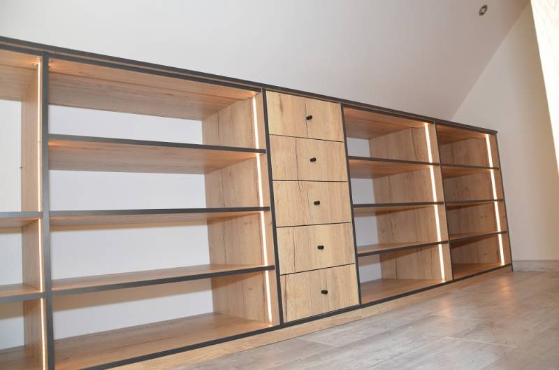 meuble bas dans une pièce dressing